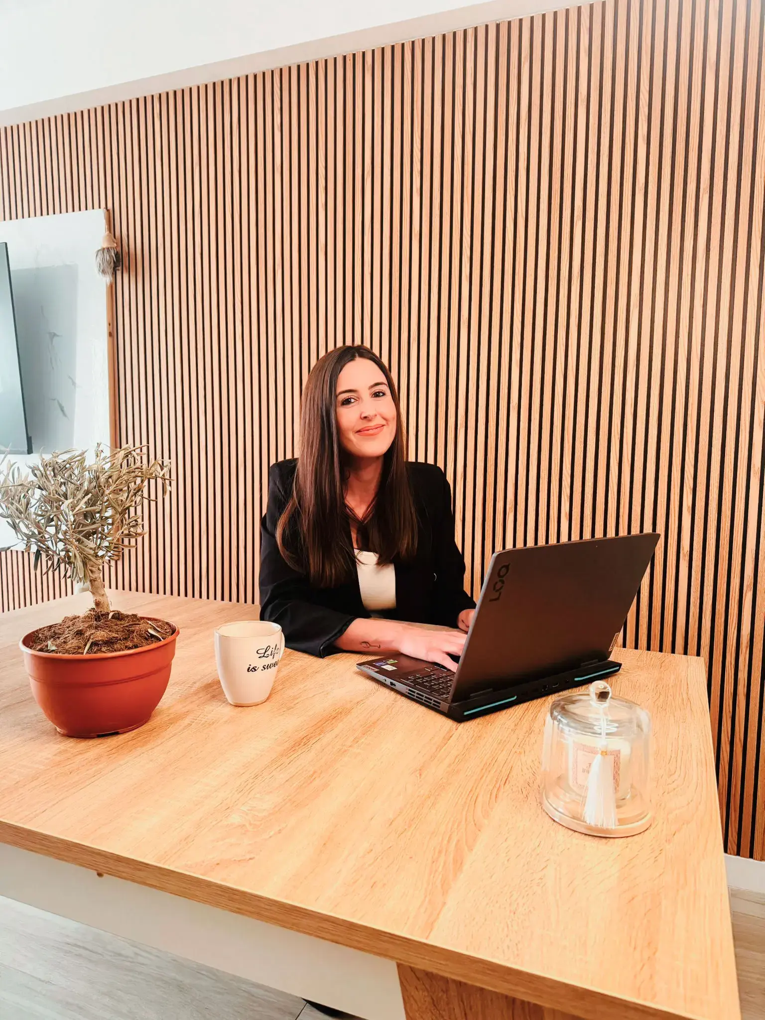 Alba Gimeno psicóloga en su despacho profesional, atendiendo con empatía